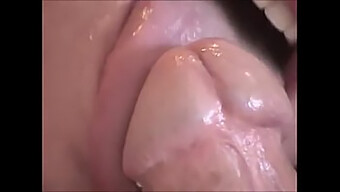 Plaisir Oral Intense Sur Une Bite Dure