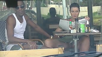 Affaire Interraciale Avec Une Femme Infidèle En Public