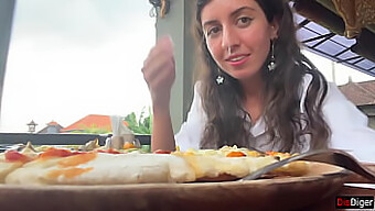 Dívka Si Užívá Pizzu A Polyká Sperma V Veřejné Kavárně