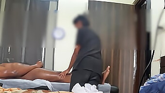 Se Produire En Caméra Cachée Pendant Une Séance De Massage