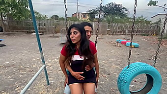 Encuentro Hilarante En Un Parque Público Con Mi Novia Pervertida Y Un Extraño Lujurioso.