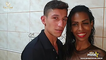 A Deslumbrante Morena Leona Senna Se Envolve Em Um Encontro Quente Com A Surfista Cariocaa Na Festa Mais Quente Do Rio