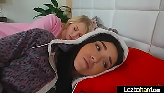 Le Ragazze Adolescenti Lily Rader E Kiley Jay Si Impegnano In Una Calda Azione Lesbica