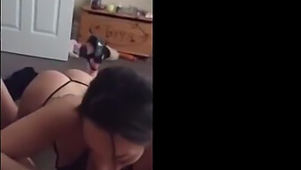 Une Britannique Sexy Fait Une Fellation Dans Cette Vidéo Chaude